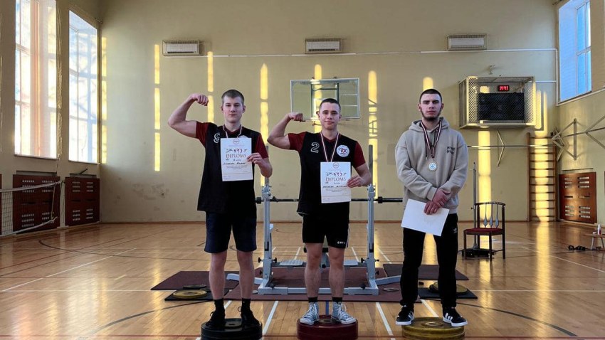 RTK puišu pārliecinoša uzvara Republikas čempionātā svaru stieņa spiešanā guļus