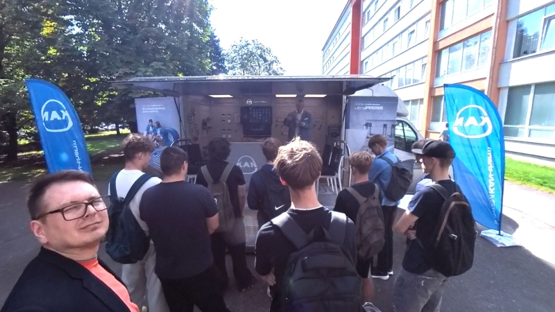 Studenti pie KAN-therm mobilā mācību centra