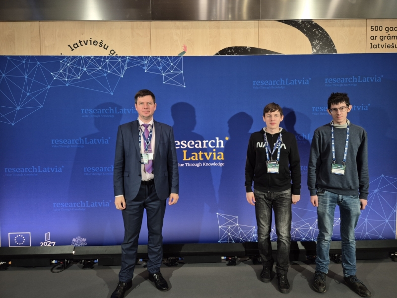 Konference BiDS2025 - studenti pie afišas