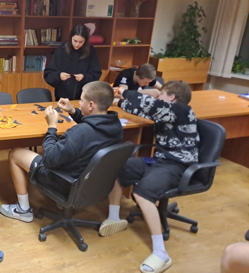 Helovīni dienesta viesnīcā- studenti gatavo noformējumu