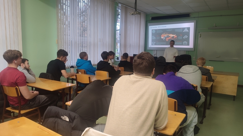 Erasmus+ vieslekcija dabaszinībās - studenti lekcijā