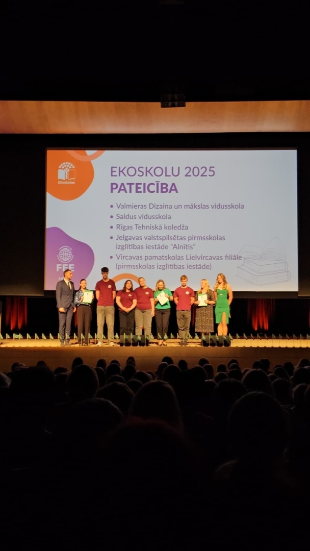 Ekoskolas apbalvošana - studenti uz skatuves