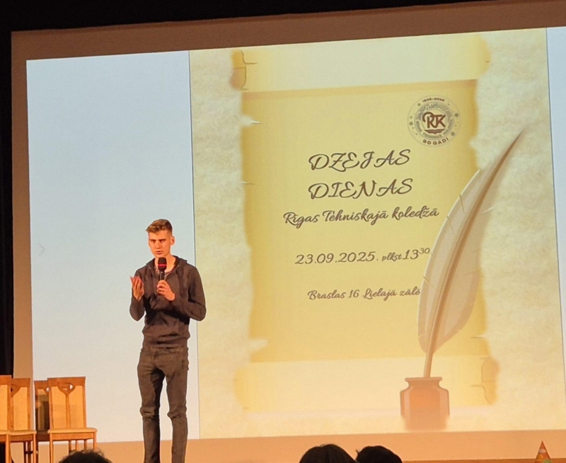 Dzejas diena 2025_ vīrietis uz skatuves