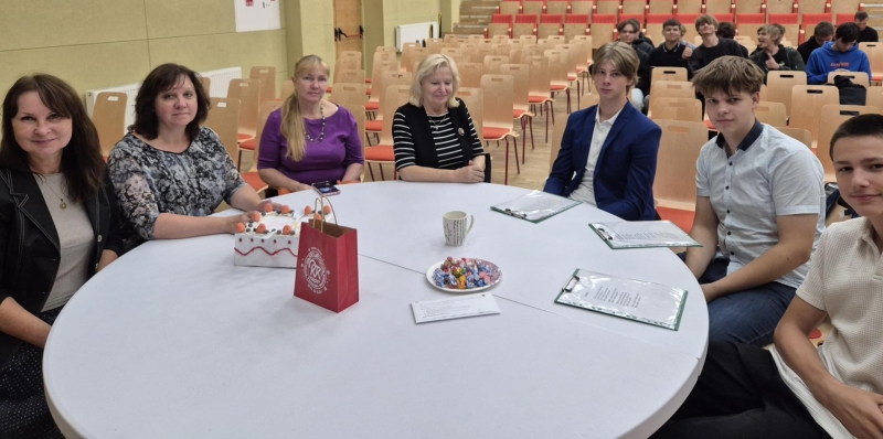 Dzejas diena 2025_cilvēki sēž pie galda