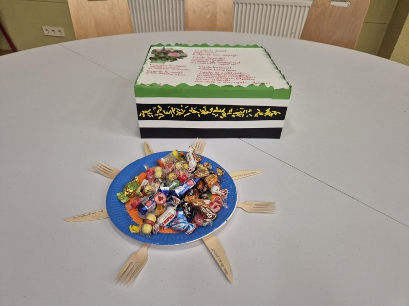 Konfektes uz galda