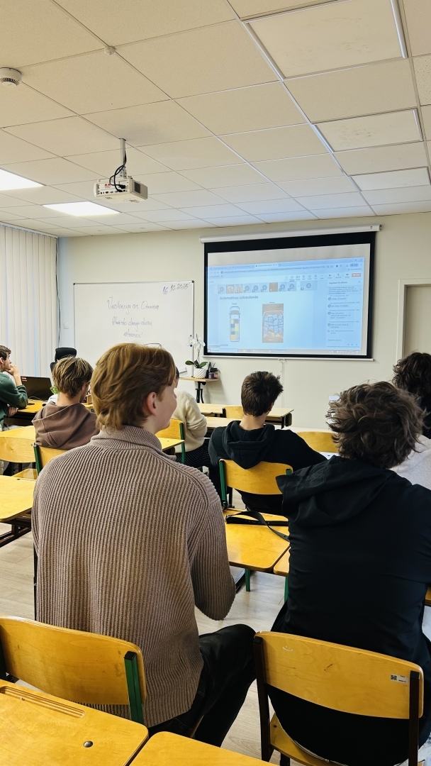 Tikšanās ar „Omniva” - studenti klausās lekciju