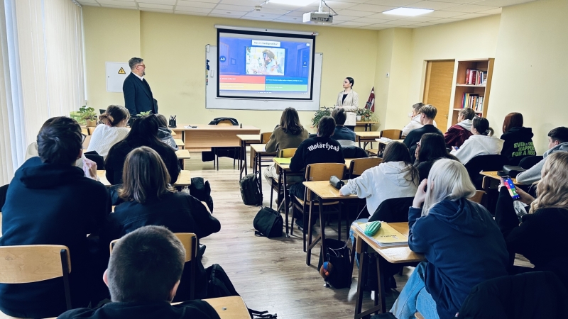 Latvijas Universitātes Ekonomikas un Sociālo zinātņu fakultātes Komunikācijas zinātnes studentu K.E.Dikmanes un A.Mētera lekcija - studenti lekcijā