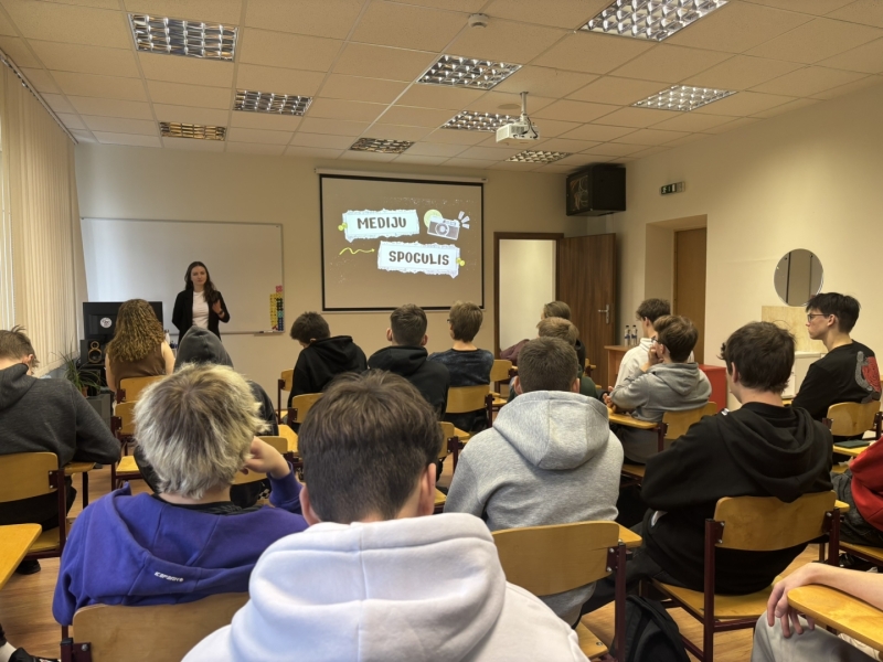 Projekts "Mediju Spogulis – Uzticēšanās Medijiem Kopā" - studenti lekcijā