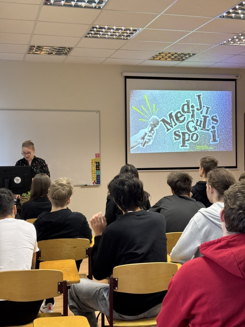 Projekts "Mediju Spogulis – Uzticēšanās Medijiem Kopā" - studenti lekcijā