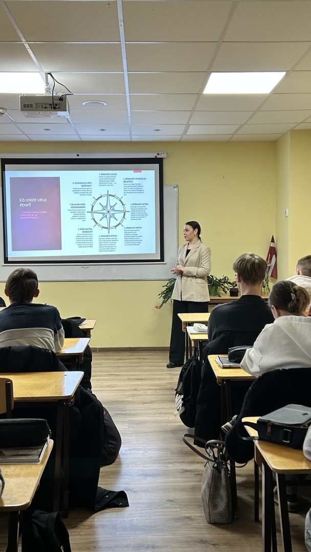 Latvijas Universitātes Ekonomikas un Sociālo zinātņu fakultātes Komunikācijas zinātnes studentu K.E.Dikmanes un A.Mētera lekcija - studenti lekcijā