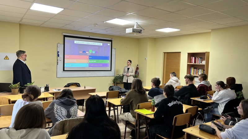 Latvijas Universitātes Ekonomikas un Sociālo zinātņu fakultātes Komunikācijas zinātnes studentu K.E.Dikmanes un A.Mētera lekcija - studenti lekcijā