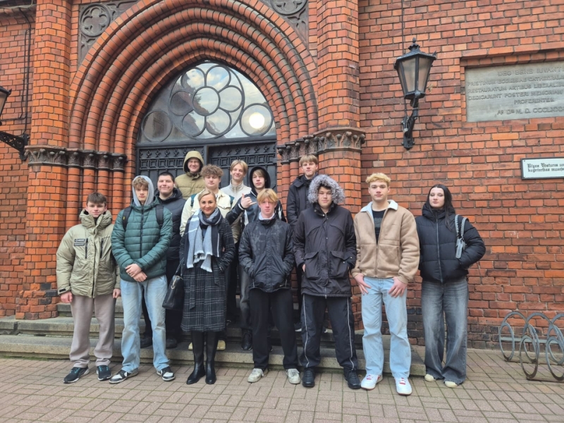 Studenti pie Rīgas kuģniecības un vēstures muzeja
