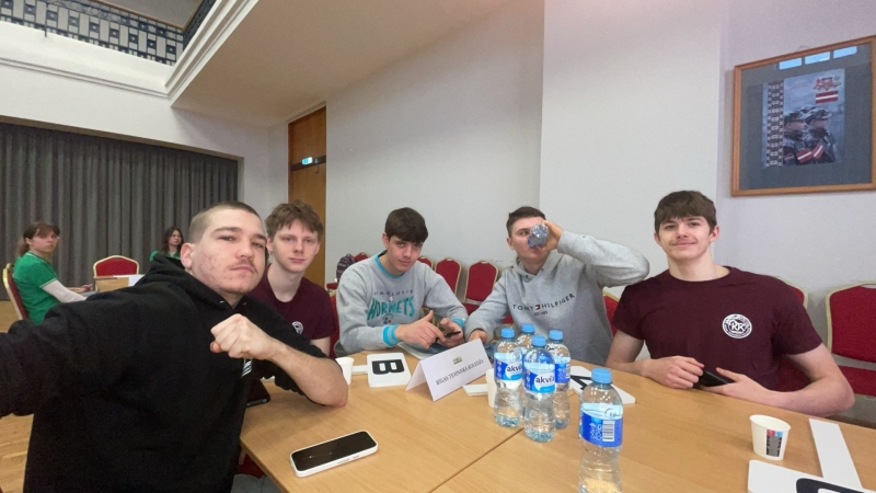 PROFS 2025 studenti pie galda