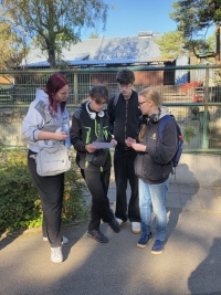 MG24-1 audzēkņi pilda uzdevumu Rīgas ZOO