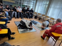 Audzēkņi praktiski sniedz pirmo palīdzību
