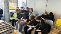 LD26-1 izglītojamie muzejpedagoģiskajā nodarbībā Rīgas motormuzejā