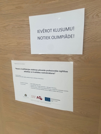 Brīdinājums uz durvīm