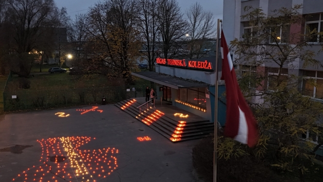 11.novembris Lāčplēša diena Rīgas Tehniskā koledža , pieminam Latvijas brīvības cīnītājus, aizdedzinot svecītes! - Foto 1