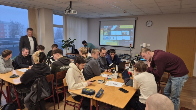 MH23-1 un MH24-1 grupu audzēkņi apmeklēja Erasmus+ viesekspertu praktiskās nodarbības mehatronikā - Foto 1