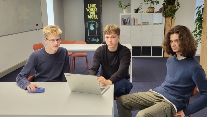 STEM nodarbība audzēkņi pilda uzdevumu