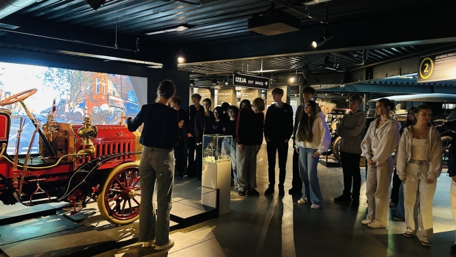 LD26-1 izglītojamie muzejpedagoģiskajā nodarbībā Rīgas motormuzejā