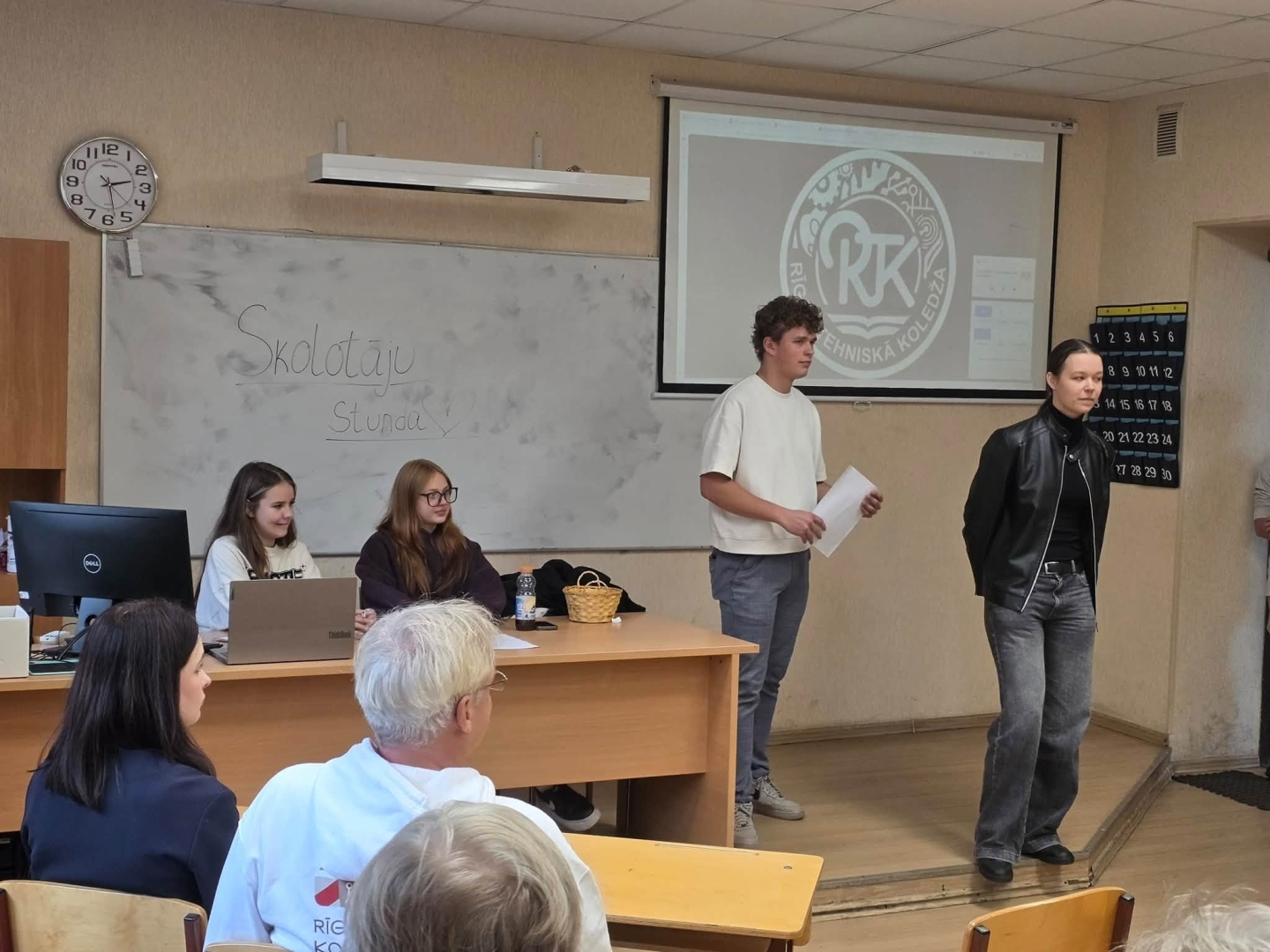 Izglītojamie vada skolotāju stundu 