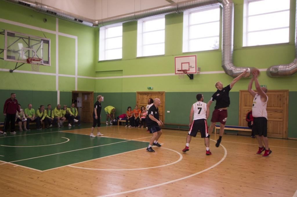 1.vieta profesinālās izglītības darbinieku sporta spēlēs Kandavā 2017 - Foto 1