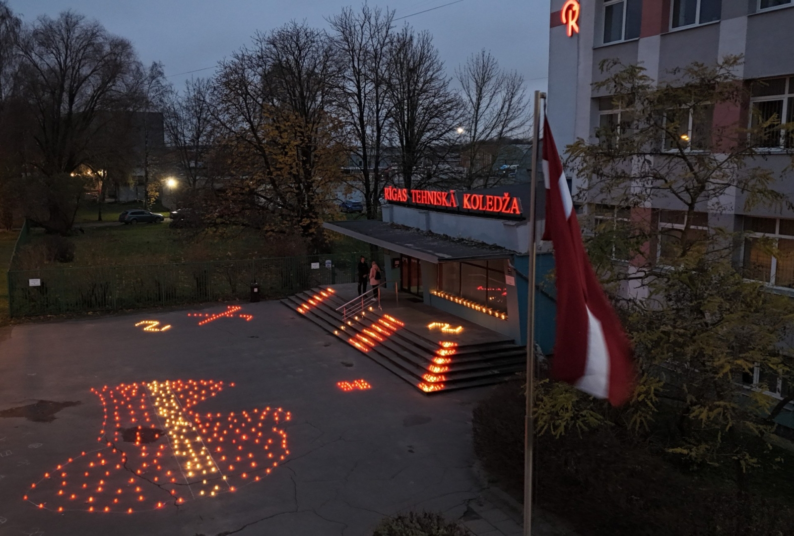11.novembris Lāčplēša diena Rīgas Tehniskā koledža , pieminam Latvijas brīvības cīnītājus, aizdedzinot svecītes! - Foto 1