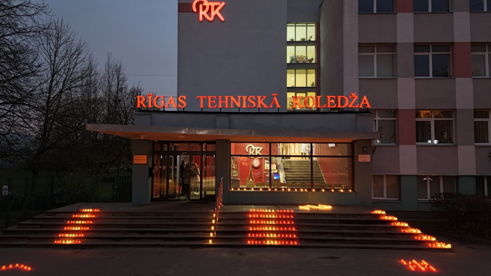 11.novembris Lāčplēša diena Rīgas Tehniskā koledža , pieminam Latvijas brīvības cīnītājus, aizdedzinot svecītes! - Foto 2