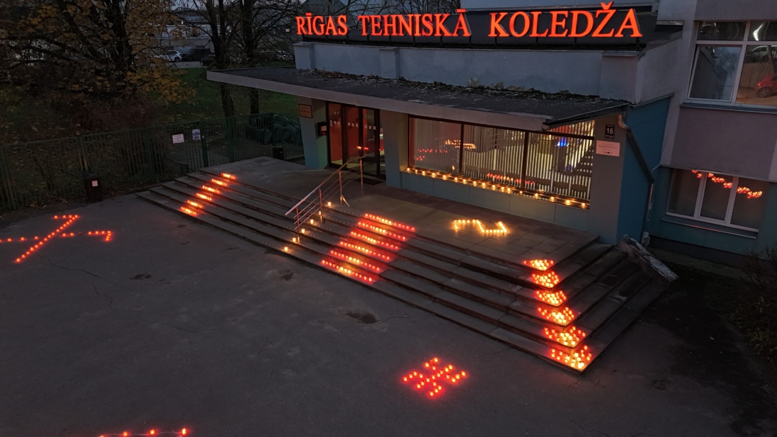 11.novembris Lāčplēša diena Rīgas Tehniskā koledža , pieminam Latvijas brīvības cīnītājus, aizdedzinot svecītes! - Foto 3