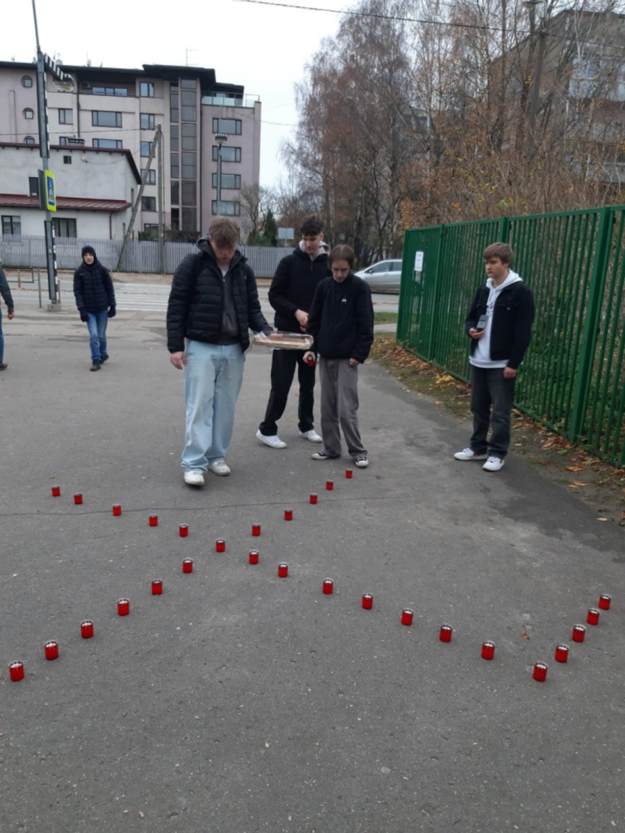11.novembris Lāčplēša diena Rīgas Tehniskā koledža , pieminam Latvijas brīvības cīnītājus, aizdedzinot svecītes! - Foto 11