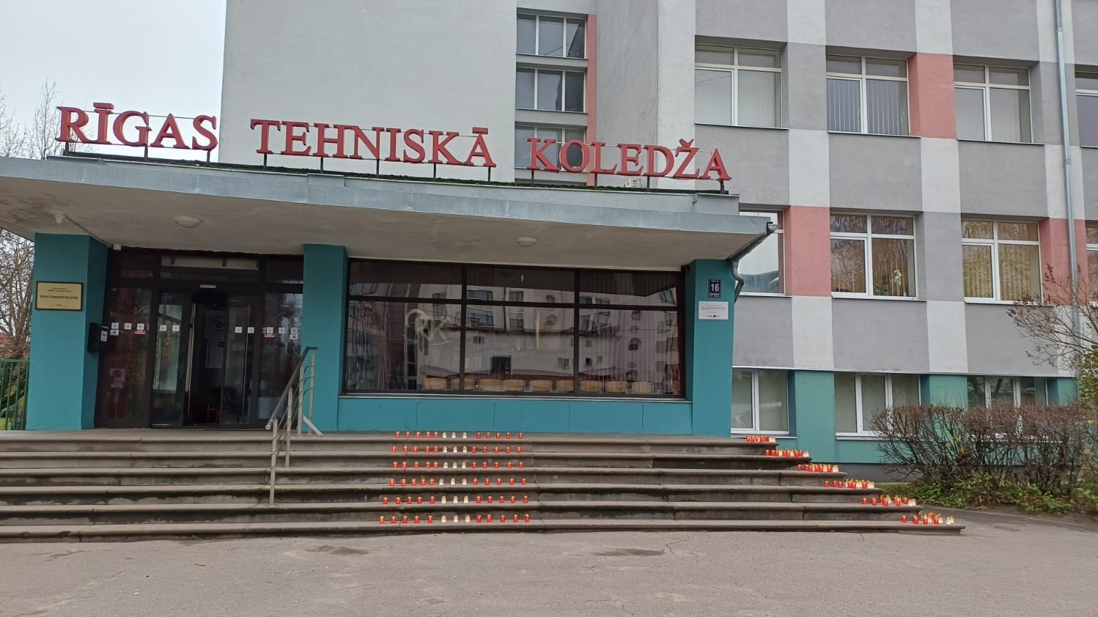 11.novembris Lāčplēša diena Rīgas Tehniskā koledža , pieminam Latvijas brīvības cīnītājus, aizdedzinot svecītes! - Foto 10