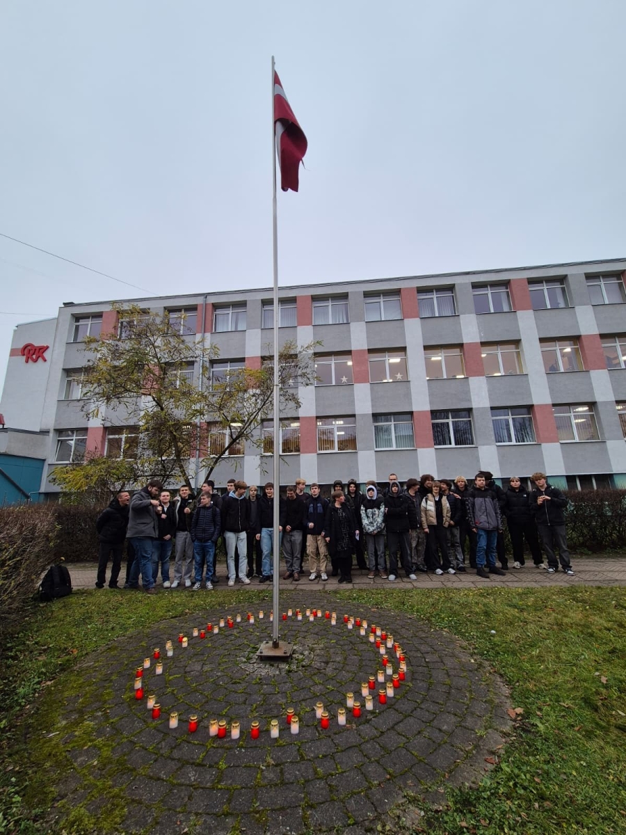 11.novembris Lāčplēša diena Rīgas Tehniskā koledža , pieminam Latvijas brīvības cīnītājus, aizdedzinot svecītes! - Foto 5