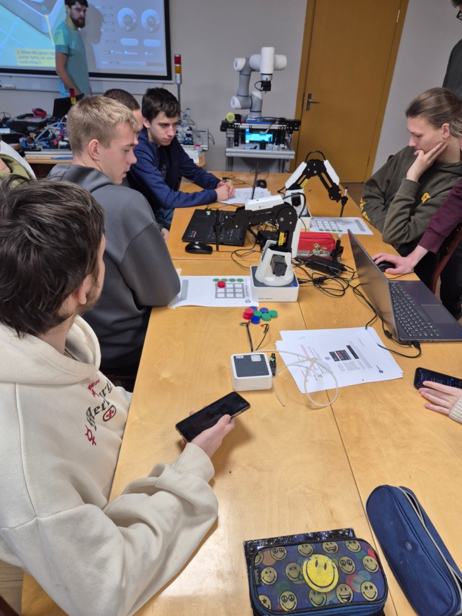 MH23-1 un MH24-1 grupu audzēkņi apmeklēja Erasmus+ viesekspertu praktiskās nodarbības mehatronikā - Foto 6