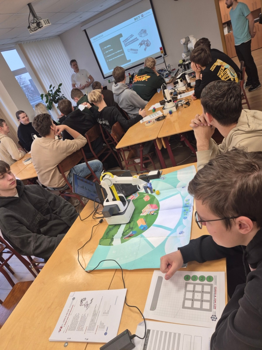 MH23-1 un MH24-1 grupu audzēkņi apmeklēja Erasmus+ viesekspertu praktiskās nodarbības mehatronikā - Foto 5
