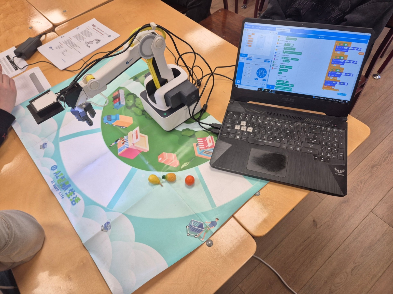 MH23-1 un MH24-1 grupu audzēkņi apmeklēja Erasmus+ viesekspertu praktiskās nodarbības mehatronikā - Foto 4