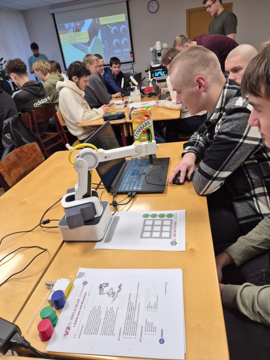 MH23-1 un MH24-1 grupu audzēkņi apmeklēja Erasmus+ viesekspertu praktiskās nodarbības mehatronikā - Foto 2