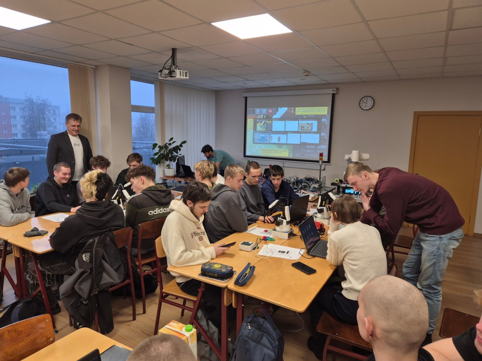MH23-1 un MH24-1 grupu audzēkņi apmeklēja Erasmus+ viesekspertu praktiskās nodarbības mehatronikā - Foto 1