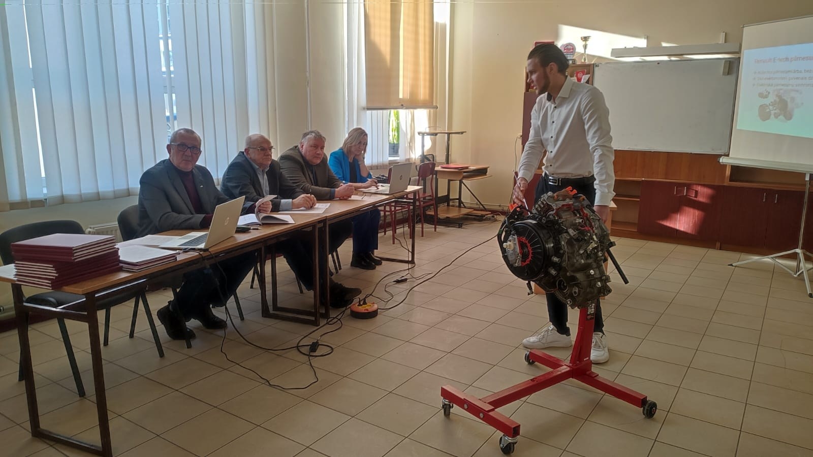 Autoservisa speciālistu diplomdarbu aizstāvēšana - Foto 1