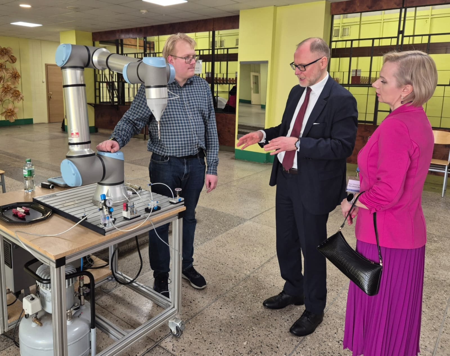 RTK direktore Rūta Gintaute-Marihina ar ministru Andri Sprūdu un skolotāju Aleksandru Okuņevu - Foto 1