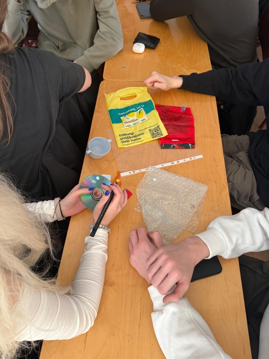 Vieslekcija MH 23-1 grupai par plastikātiem, to produktiem un vides piesārņojumu. - Foto 4