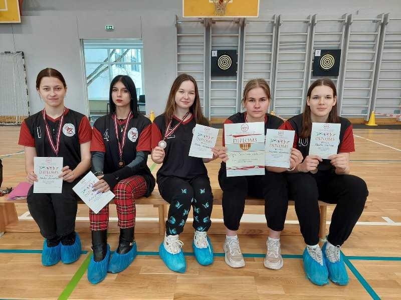 Rīgas reģionā šautriņu mešanas sacensībās 1.vieta zēniem un 3.vieta meitenēm - Foto 1