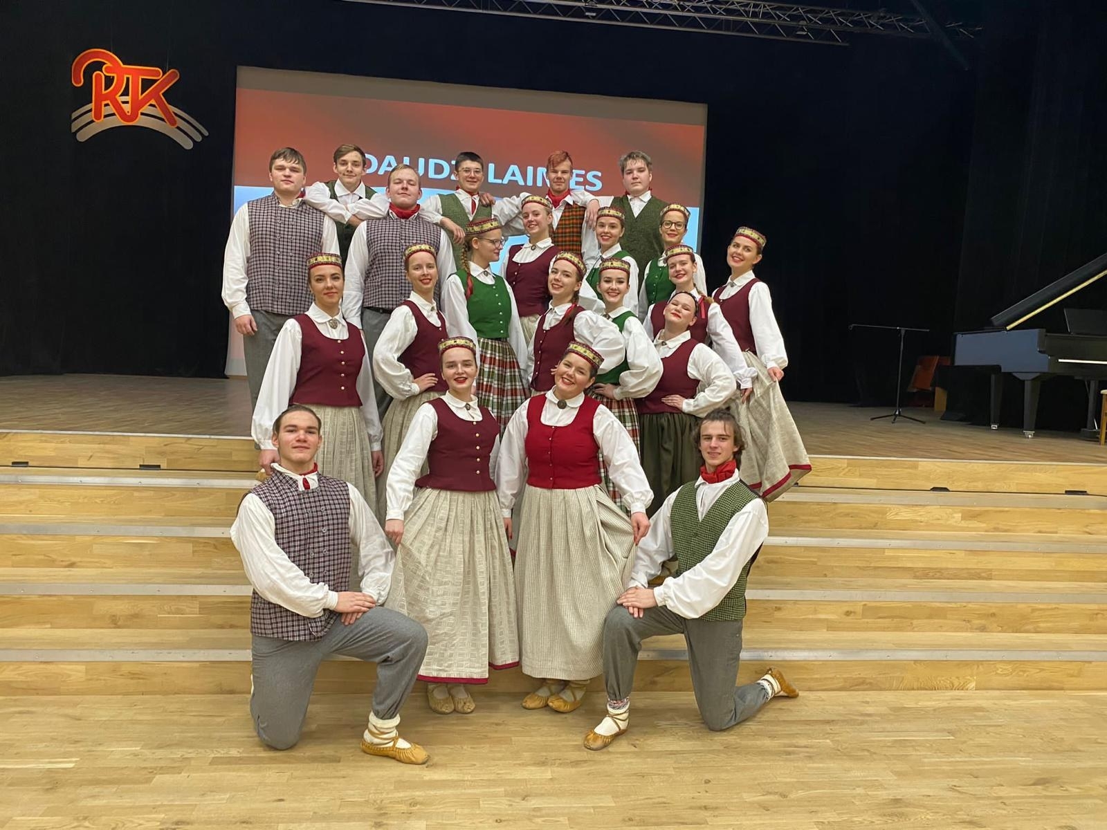 Jauniešu deju kolektīvs Mazais Ritenītis - Foto 12