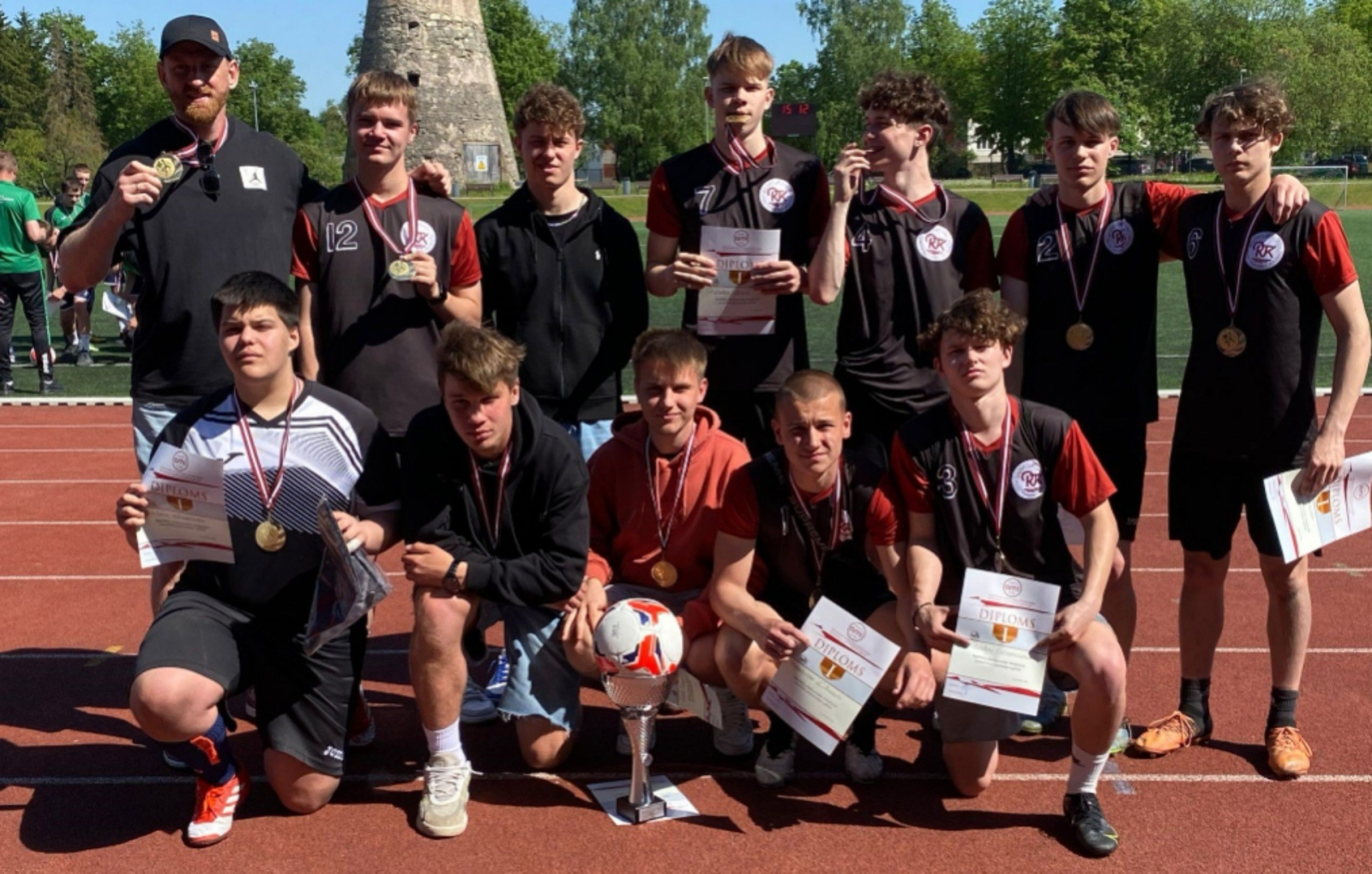 1.vieta Latvijas republikas sacesībās futbolā. - Foto 1