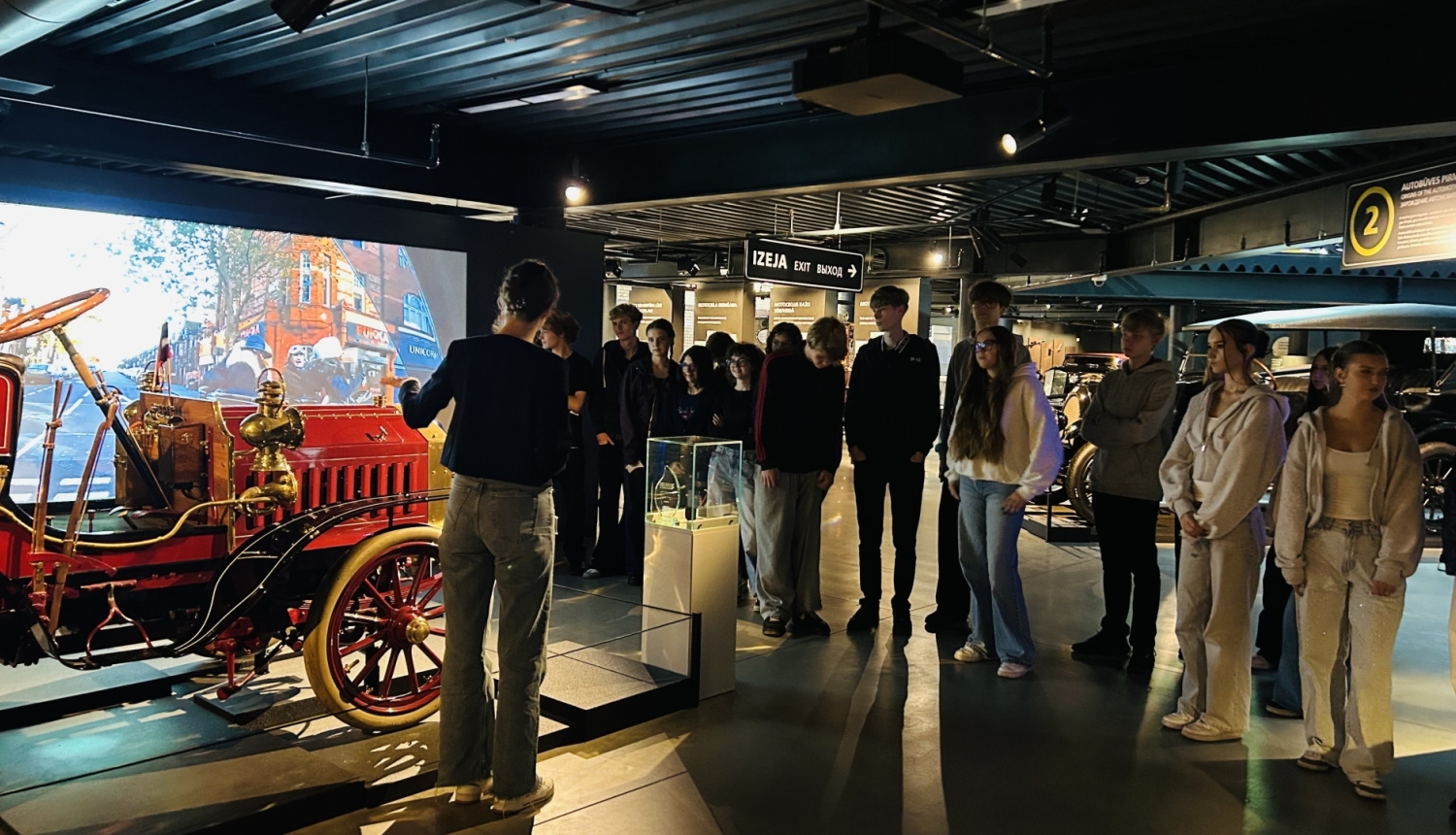 LD26-1 izglītojamie muzejpedagoģiskajā nodarbībā Rīgas motormuzejā