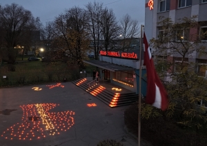 11.novembris Lāčplēša diena Rīgas Tehniskā koledža , pieminam Latvijas brīvības cīnītājus, aizdedzinot svecītes! - Foto 1