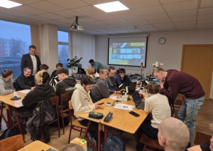 MH23-1 un MH24-1 grupu audzēkņi apmeklēja Erasmus+ viesekspertu praktiskās nodarbības mehatronikā - Foto 1