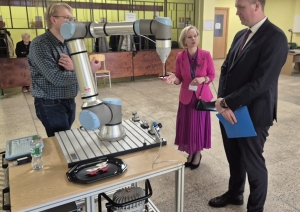 RTK direktore Rūta Gintaute-Marihina ar ministru Viktoru Valaini un skolotāju Aleksandru Okuņevu - Foto 1