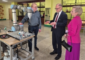 RTK direktore Rūta Gintaute-Marihina ar ministru Andri Sprūdu un skolotāju Aleksandru Okuņevu - Foto 1