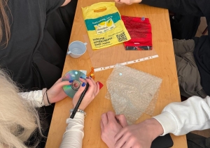 Vieslekcija MH 23-1 grupai par plastikātiem, to produktiem un vides piesārņojumu. - Foto 4